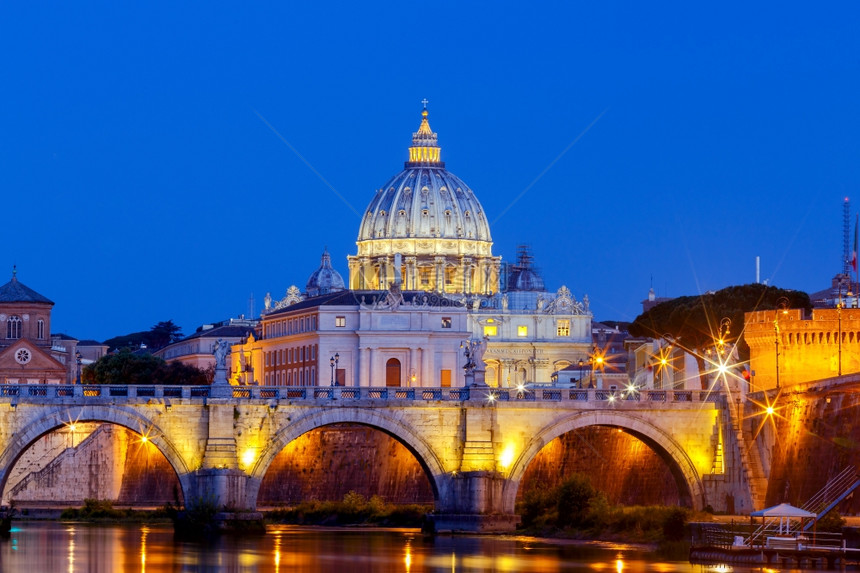 梵蒂冈灯光掩映下的圣彼得大教堂图片