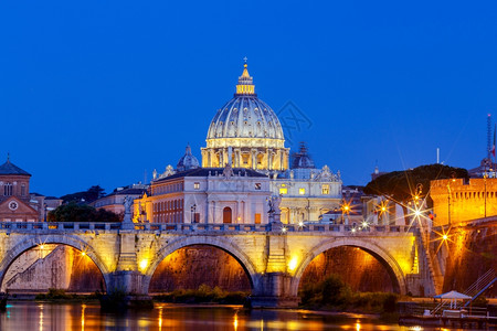 梵蒂冈灯光掩映下的圣彼得大教堂图片