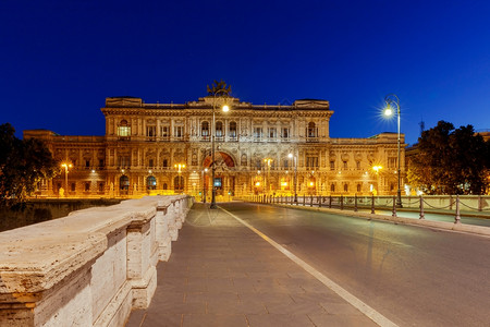 罗马正义宫和安贝托大桥正义宫和安贝托大桥的夜视横跨提伯尔河罗马意大利图片