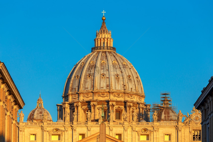 罗马圣彼得大教堂穹顶上太阳升起的光芒中风景梵蒂冈意大利图片