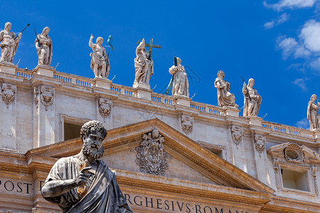 罗马梵蒂冈雕塑圣彼得大教堂屋顶和画廊上的雕像意大利罗马图片