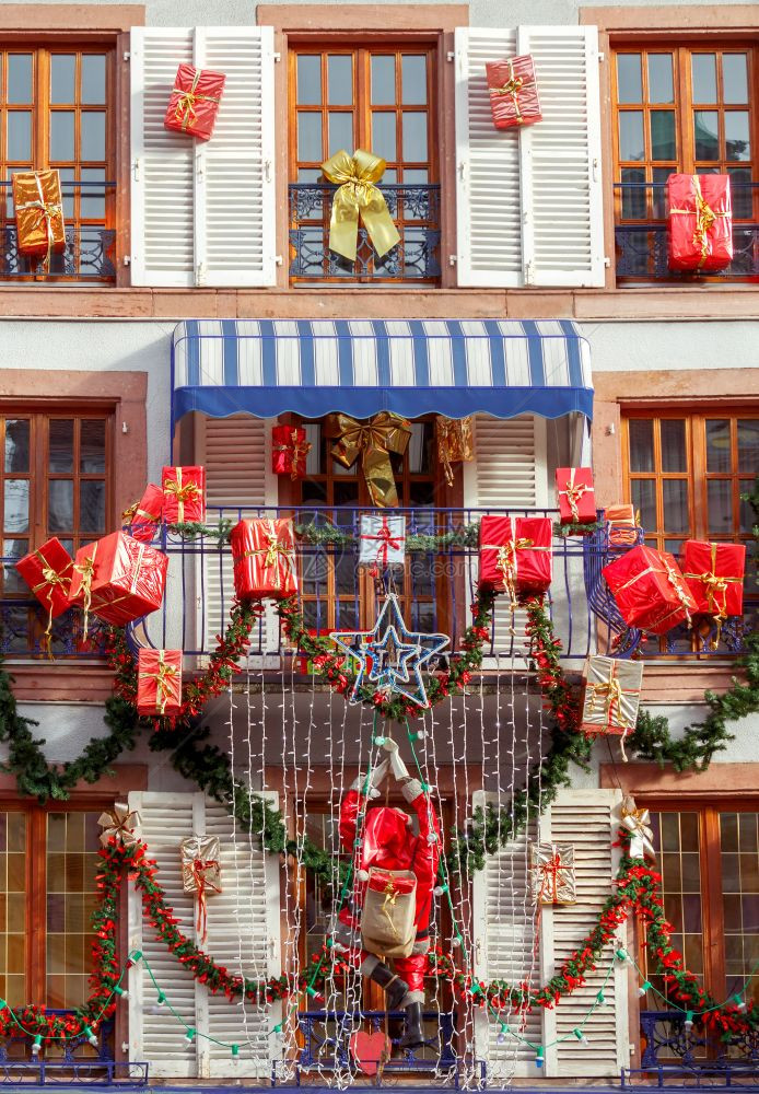 科尔马市被装饰为圣诞节该市具有历史意义的用圣诞玩具装饰的古老半成形房屋法国阿尔萨斯科马图片