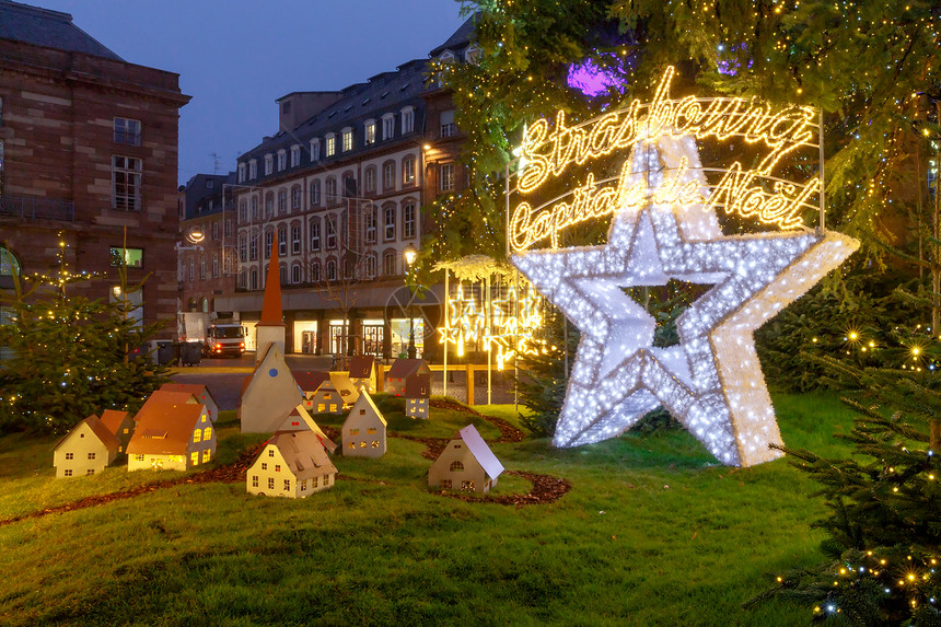 斯特拉堡圣诞节中央广场法国斯特拉堡中央广场上传统装饰的新年树阿尔萨斯图片