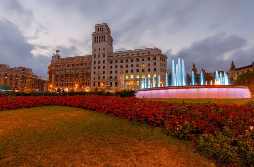 巴塞罗那加泰尼亚广场晚上西班牙图片