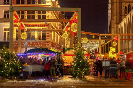 圣诞节时在市中心根特的场广有圣诞装饰品和照明图片