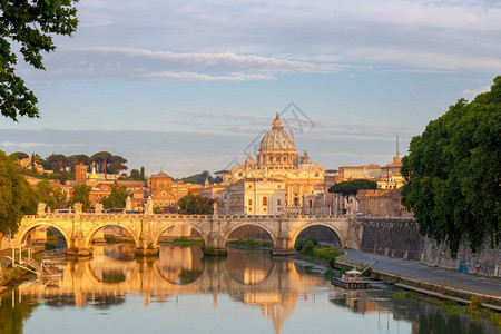 罗马清晨圣彼得大教堂清晨见梵蒂冈圣彼得大教堂圆顶意利图片