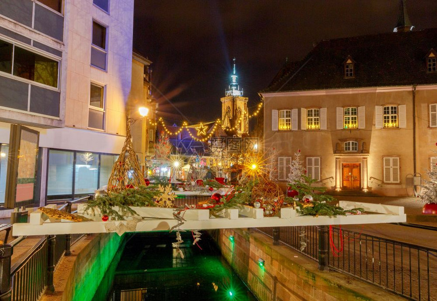 法国城市科尔马Colmar圣诞节前夕具有历史意义的城市科尔马Colmar传统老旧的半成形房屋圣诞节期间装饰和点燃了这些房屋法国阿图片