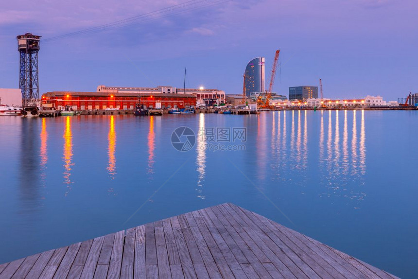 巴塞罗那日落时的海港和城市堤岸西班牙图片