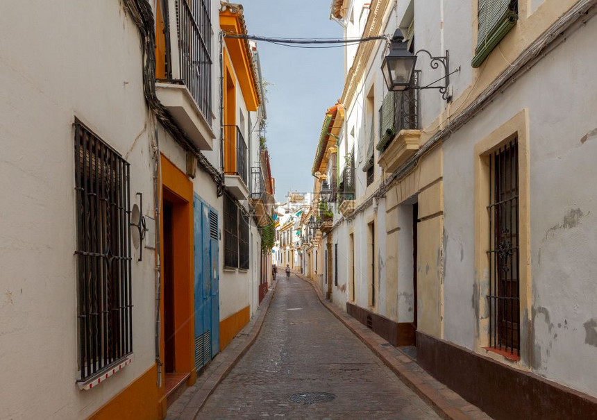 科尔多瓦旧的狭窄城市街道西班牙科尔多瓦有西班牙传统建筑的狭小街道安达卢西亚图片
