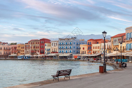 古老的威尼斯港观赏有灯笼的堤岸和古老威尼斯港夏亚克里特希腊图片