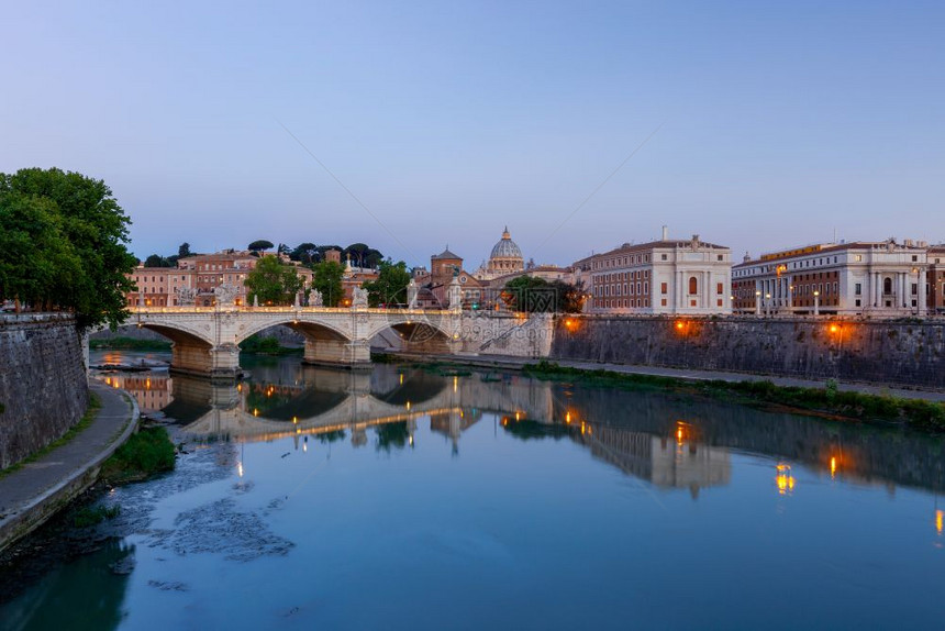 罗马清晨沿着提伯河城市沿堤岸图片