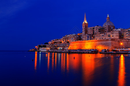 晚上在地中海港口瓦莱塔日落时在瓦莱塔的圣保罗大教堂马耳他瓦莱塔图片
