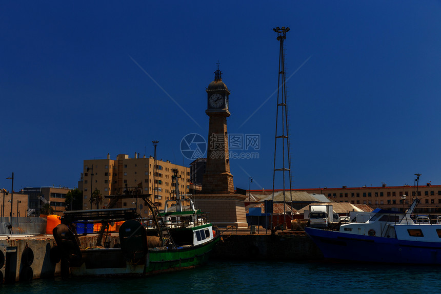 巴塞罗那海港海滨石塔灯塔上的大钟巴塞罗那加泰罗尼亚西班牙图片