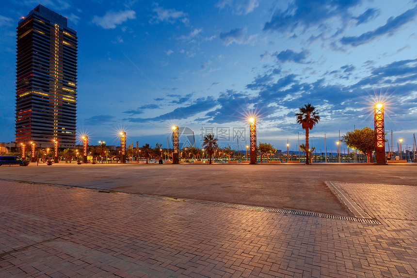 巴塞罗那黎明的河岸港西班牙图片
