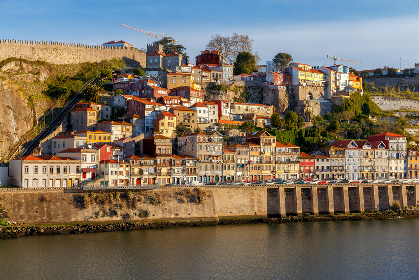 Porto杜罗河沿岸多彩色房屋葡萄牙波尔图杜罗河堤岸一带的古老中世纪多彩色房屋图片