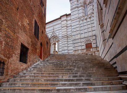 锡耶纳圣母大教堂附近的一座楼梯圣母大教堂的楼梯意大利锡耶纳塔斯卡图片