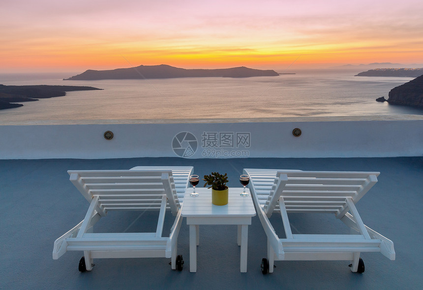 Fira地中海圣托里尼岛首府Fira的露台景象海面和喀德拉的景色日落图片