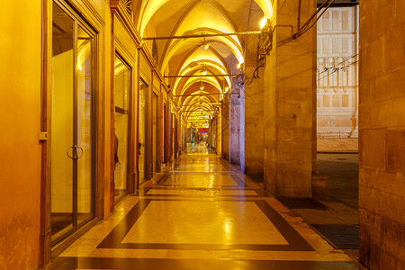 波洛尼亚传统的城市画廊古老的中世纪传统城市画廊晚上在意大利的波洛尼亚图片