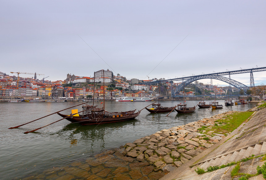 葡萄牙波尔图Ribeira河岸和旧船的风景有桶装葡萄酒牙波尔图图片