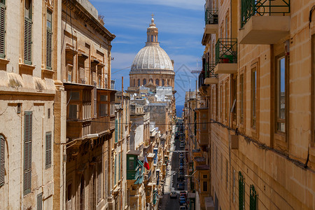 马耳他瓦莱塔的中世纪街的守护圣像图片