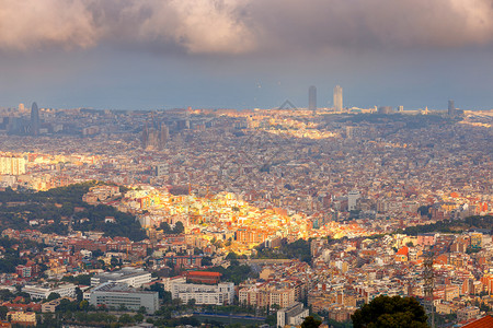 巴塞罗那城市鸟瞰图从蒂比达博山顶鸟瞰巴塞罗那加泰罗尼亚西班牙图片
