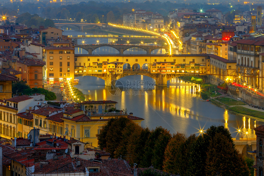 佛罗伦萨庞特韦奇奥佛罗伦萨日落时在佛罗伦萨的古老中世纪桥图片