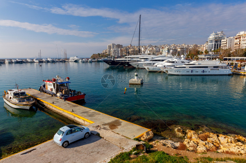 雅典比雷埃乌斯港游艇和船在比雷埃乌斯港在阳光明媚的一天图片