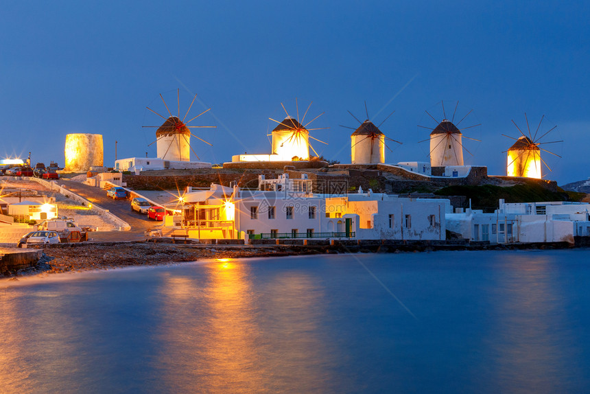 米科诺斯日落时的旧风车夜间照明沙滩上的传统风车希腊乔拉图片