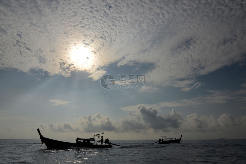 a前往泰国南部安达曼海Krabi市外KoPhiPhi岛附近的Maya海滩船图片
