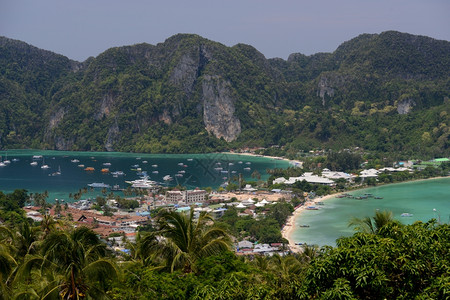 rundsicht从泰国南部安达曼海Krabi市外的KoPhiPhi岛KoPhi镇的观点中背景