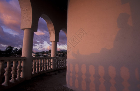 非洲印度洋科摩罗岛莫尼市的清真寺高清图片