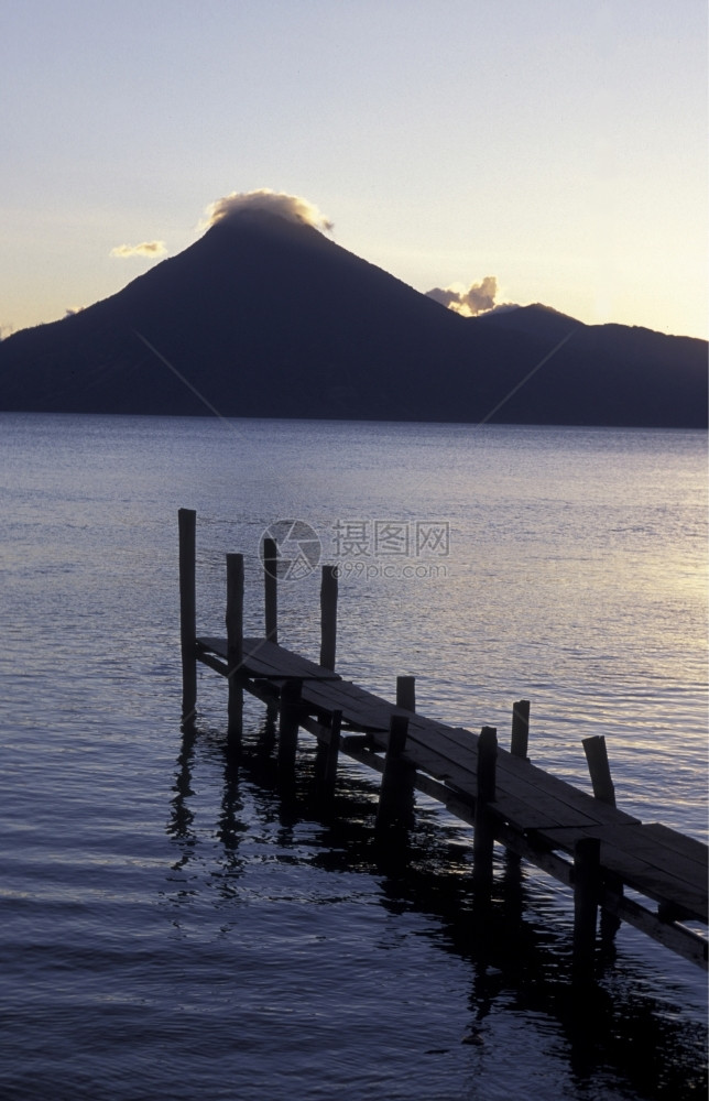 阿蒂特兰湖在中美洲危地马拉Panajachel镇的后面模仿托利曼和圣佩德罗火山图片