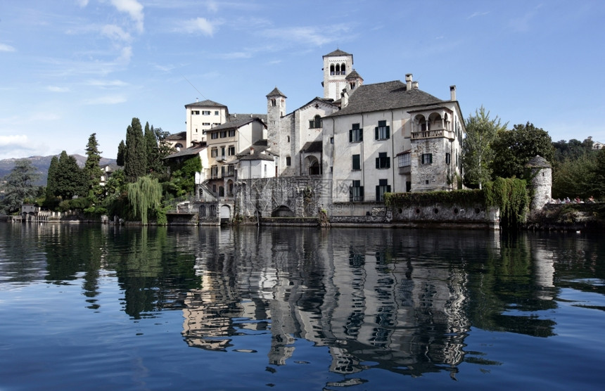 在意大利北部隆巴迪亚奥尔塔湖Orta渔村外奥尔塔的IsolaSanGiulio教堂图片