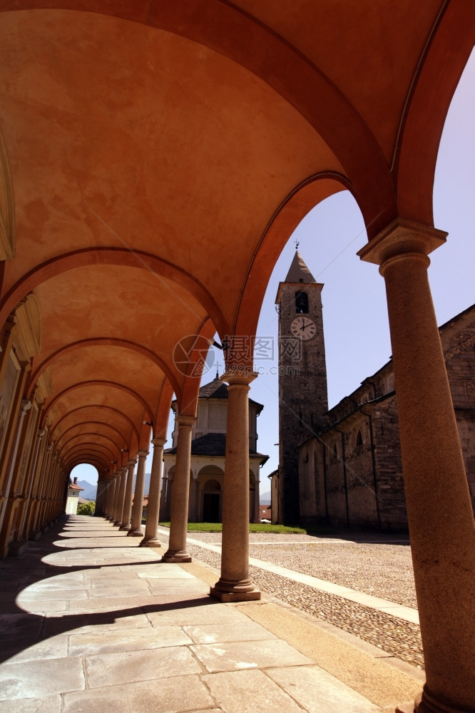 在意大利北部隆巴迪亚Lagomagiore的Baveno老城教堂图片