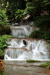fang热带森林瀑布靠近泰国北部东南亚地区泰国北边的Chiangmai市北方村的Fang背景