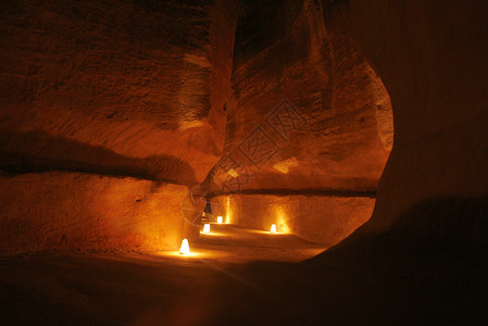 费尔伯陶恩隧道中东部约旦佩特拉寺庙城的AlKhazneh财政部背景