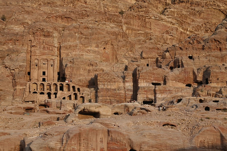 中东部约旦佩特拉寺庙城的皇家墓穴高清图片