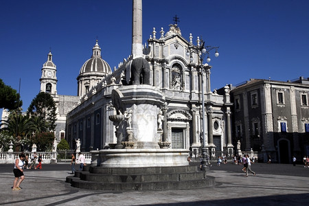 多姆桑特阿加塔在位于欧洲南意大利西里卡塔尼亚老城的杜奥莫广场背景图片