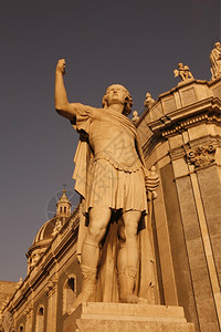 多姆桑特阿加塔在位于欧洲南意大利西里卡塔尼亚老城的杜奥莫广场背景图片