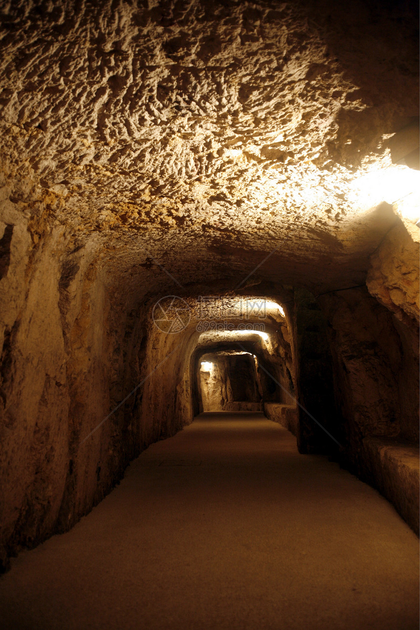 位于意大利南部西里欧洲锡拉库扎老城的多莫广场地下隧道图片