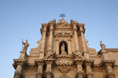 南意大利西里锡拉库萨老城的杜莫广场图片
