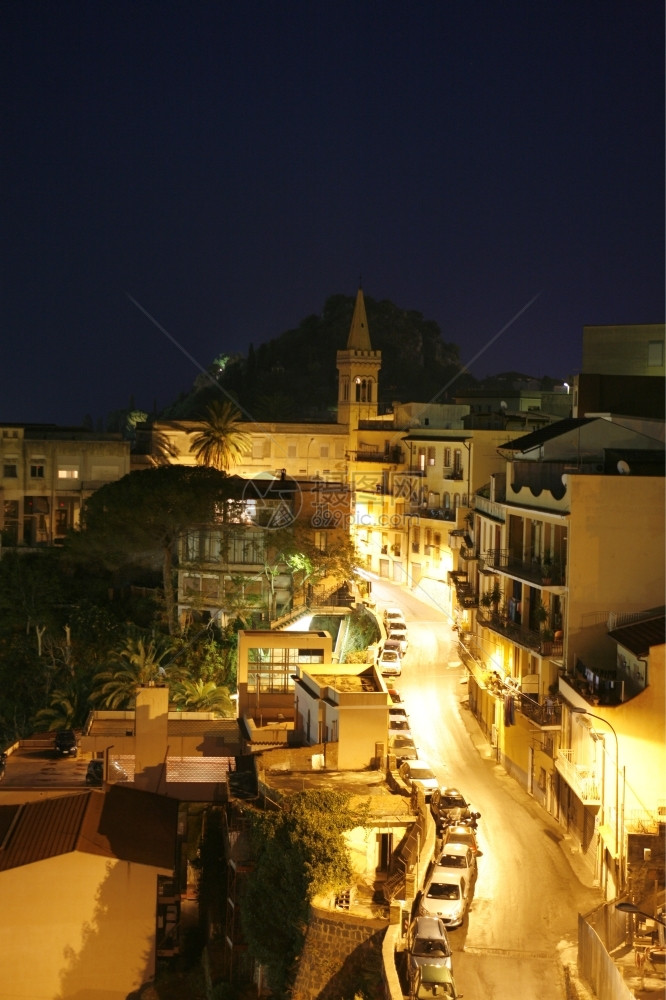 位于欧洲意大利南部西里老的陶尔米纳镇图片