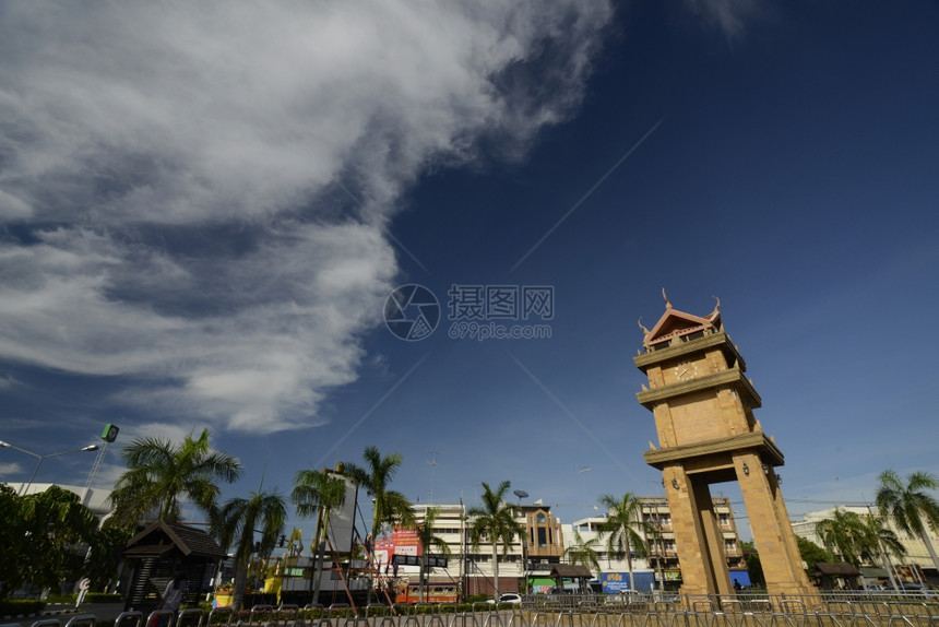 位于泰国东北部伊桑地区乌邦拉契塔尼西北部的安纳特查伦省安纳特查伦市广场的钟楼图片