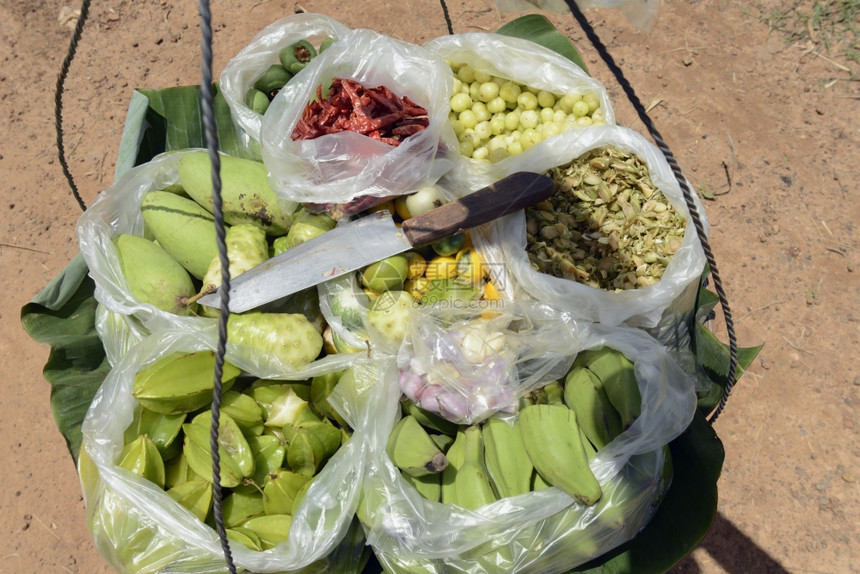 在泰国东北部伊桑地区的乌邦拉契塔尼西北部的安纳特省在传统的火箭筒节或邦邦辉吃快餐和水果图片