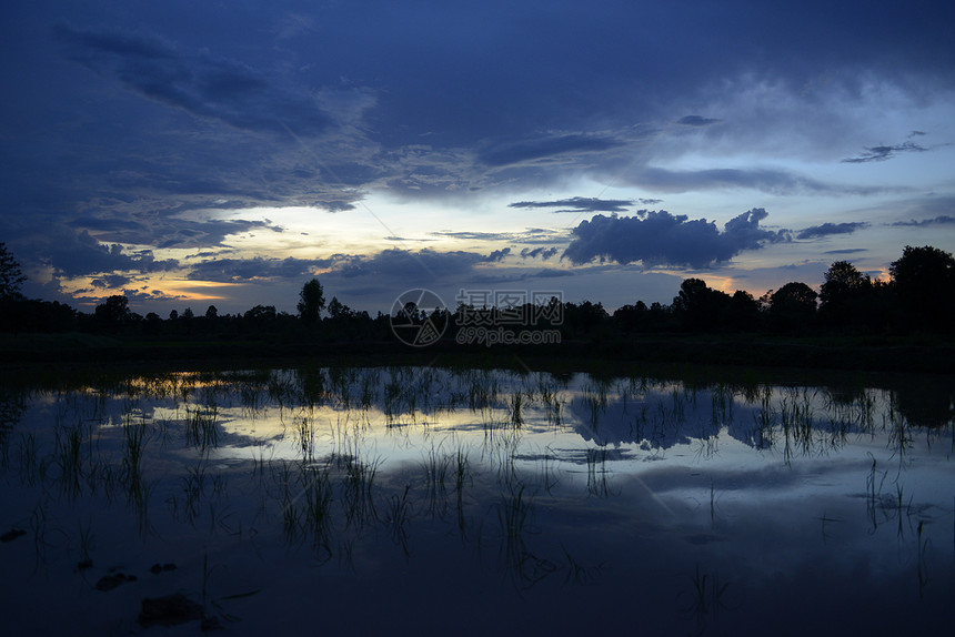 位于泰国东北部伊桑地区乌邦拉契塔尼西北部的安纳特查伦省安纳特查伦市附近的稻田景观图片