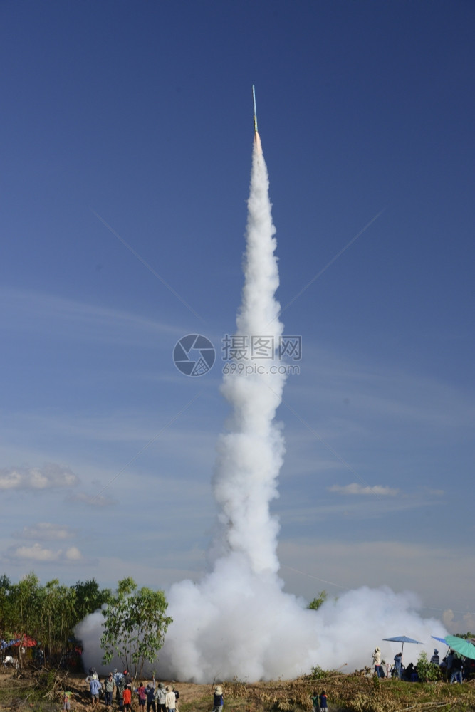 在泰国东北部伊桑地区的乌邦拉契塔尼西北部的安纳特省传统的火箭节或邦邦辉开始发射火箭图片