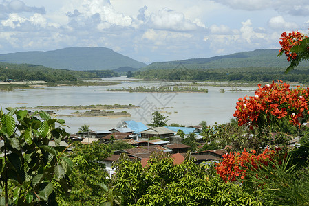 阿西亚舍尔在湄公河的孔家浜和湄公河的SichtvomTempelWatThamKhuHaSawan在Suedostasien的Ungebu背景