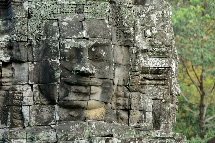 在柬埔寨西部暹粒市附近的安哥罗寺市内石面对吴哥神庙的坦佩尔鲁因图片