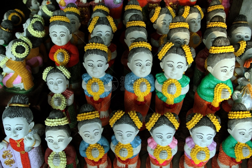 在泰国东北部伊桑地区的纳洪拉查西马省的Khorat市附近有一家手工艺品和Keramik商店图片