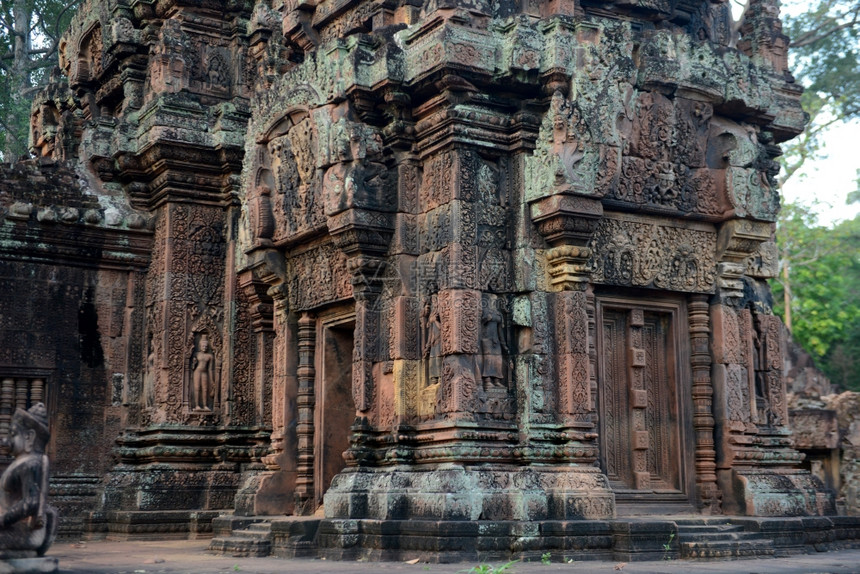 BanteaySrei的TempeelRuin位于柬埔寨西部SiemRiep市附近的吴哥寺庙城以北约32公里处图片